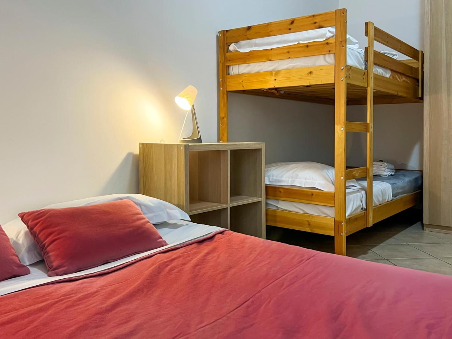 Spacious Apartment Near St Peter'S Church — Photos 1